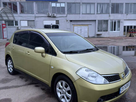 Желтый Ниссан Тиида, объемом двигателя 1.6 л и пробегом 171 тыс. км за 5799 $, фото 1 на Automoto.ua