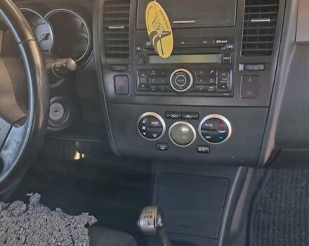 Серый Ниссан Тиида, объемом двигателя 1.6 л и пробегом 200 тыс. км за 5600 $, фото 9 на Automoto.ua