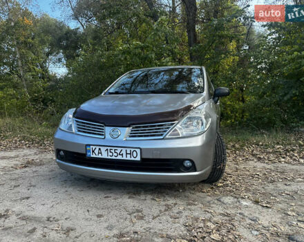 Серый Ниссан Тиида, объемом двигателя 1.6 л и пробегом 350 тыс. км за 4499 $, фото 1 на Automoto.ua