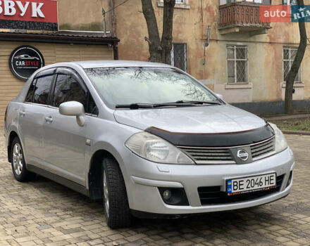 Серый Ниссан Тиида, объемом двигателя 1.6 л и пробегом 297 тыс. км за 5200 $, фото 2 на Automoto.ua