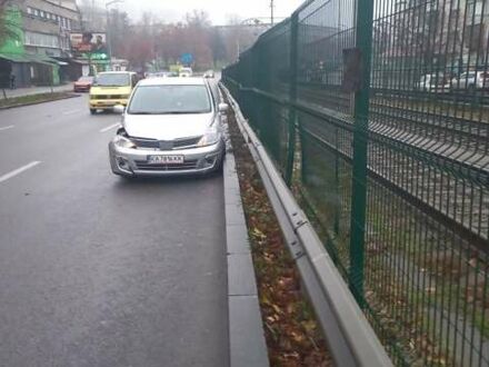 Серый Ниссан Тиида, объемом двигателя 1.5 л и пробегом 50 тыс. км за 5000 $, фото 1 на Automoto.ua