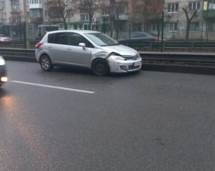 Серый Ниссан Тиида, объемом двигателя 1.5 л и пробегом 50 тыс. км за 5000 $, фото 1 на Automoto.ua