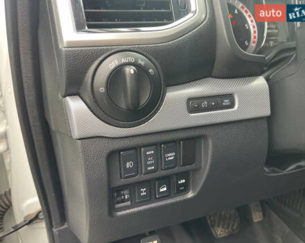 Белый Ниссан Титан, объемом двигателя 4.98 л и пробегом 330 тыс. км за 30000 $, фото 6 на Automoto.ua