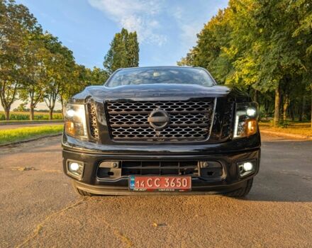 Черный Ниссан Титан, объемом двигателя 5.6 л и пробегом 160 тыс. км за 26999 $, фото 2 на Automoto.ua