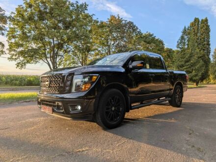 Черный Ниссан Титан, объемом двигателя 5.6 л и пробегом 160 тыс. км за 27999 $, фото 1 на Automoto.ua