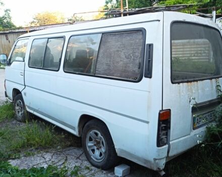 Белый Ниссан Урван, объемом двигателя 2.7 л и пробегом 300 тыс. км за 25000 $, фото 3 на Automoto.ua