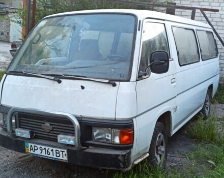 Белый Ниссан Урван, объемом двигателя 2.7 л и пробегом 300 тыс. км за 25000 $, фото 1 на Automoto.ua