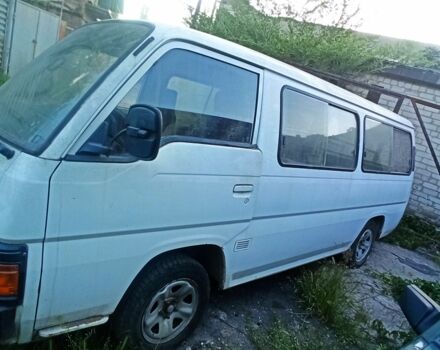 Белый Ниссан Урван, объемом двигателя 2.7 л и пробегом 300 тыс. км за 25000 $, фото 2 на Automoto.ua