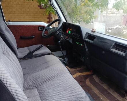 Белый Ниссан Урван, объемом двигателя 2.5 л и пробегом 111 тыс. км за 1700 $, фото 6 на Automoto.ua