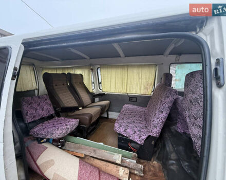 Белый Ниссан Урван, объемом двигателя 2.49 л и пробегом 330 тыс. км за 2800 $, фото 9 на Automoto.ua