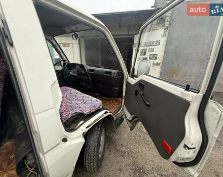 Белый Ниссан Урван, объемом двигателя 2.49 л и пробегом 330 тыс. км за 2800 $, фото 8 на Automoto.ua