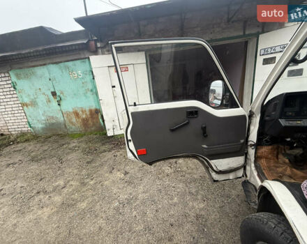 Белый Ниссан Урван, объемом двигателя 2.49 л и пробегом 330 тыс. км за 2800 $, фото 7 на Automoto.ua