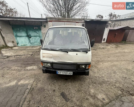 Белый Ниссан Урван, объемом двигателя 2.49 л и пробегом 330 тыс. км за 2800 $, фото 3 на Automoto.ua