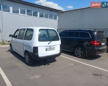 Белый Ниссан Ванетте, объемом двигателя 2.3 л и пробегом 300 тыс. км за 1880 $, фото 2 на Automoto.ua