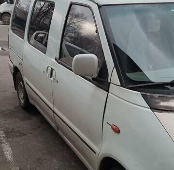 Белый Ниссан Ванетте, объемом двигателя 2.5 л и пробегом 320 тыс. км за 2200 $, фото 1 на Automoto.ua