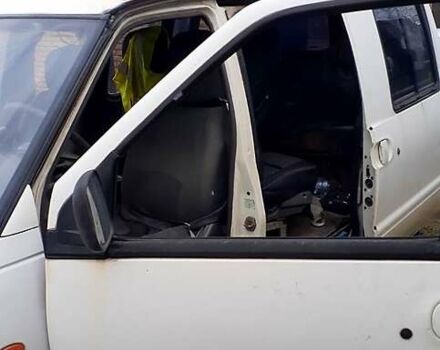 Белый Ниссан Ванетте, объемом двигателя 2.3 л и пробегом 297 тыс. км за 2650 $, фото 1 на Automoto.ua