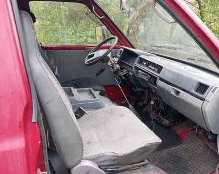 Красный Ниссан Ванетте, объемом двигателя 2 л и пробегом 250 тыс. км за 1200 $, фото 4 на Automoto.ua