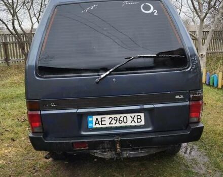 Синий Ниссан Ванетте, объемом двигателя 1.95 л и пробегом 300 тыс. км за 1600 $, фото 4 на Automoto.ua