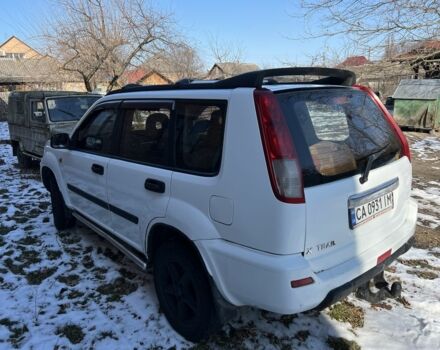 Белый Ниссан ИксТрейл, объемом двигателя 2 л и пробегом 300 тыс. км за 4000 $, фото 4 на Automoto.ua