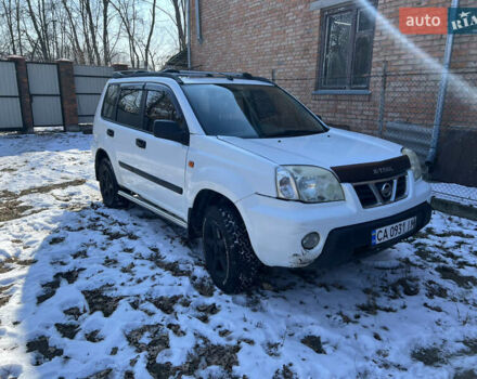 Белый Ниссан ИксТрейл, объемом двигателя 2 л и пробегом 290 тыс. км за 4500 $, фото 2 на Automoto.ua