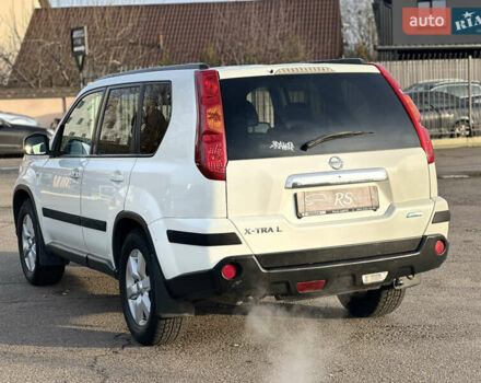 Белый Ниссан ИксТрейл, объемом двигателя 2.49 л и пробегом 199 тыс. км за 9500 $, фото 4 на Automoto.ua