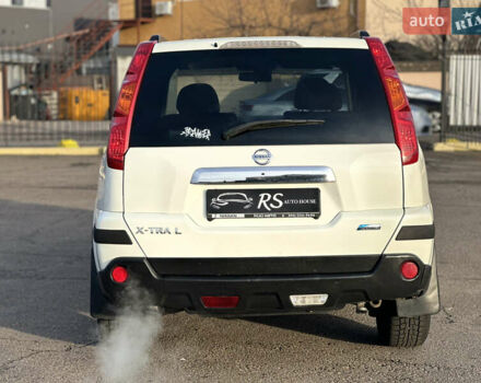 Белый Ниссан ИксТрейл, объемом двигателя 2.49 л и пробегом 199 тыс. км за 9500 $, фото 3 на Automoto.ua