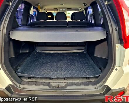 Белый Ниссан ИксТрейл, объемом двигателя 2 л и пробегом 120 тыс. км за 11500 $, фото 4 на Automoto.ua