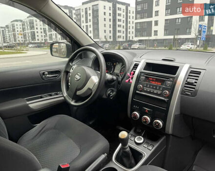 Белый Ниссан ИксТрейл, объемом двигателя 2 л и пробегом 275 тыс. км за 10333 $, фото 4 на Automoto.ua