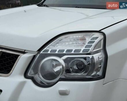 Белый Ниссан ИксТрейл, объемом двигателя 2 л и пробегом 170 тыс. км за 10450 $, фото 4 на Automoto.ua