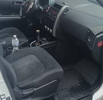 Белый Ниссан ИксТрейл, объемом двигателя 2 л и пробегом 275 тыс. км за 11000 $, фото 15 на Automoto.ua