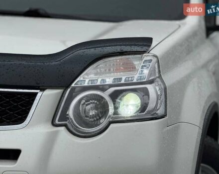 Белый Ниссан ИксТрейл, объемом двигателя 2 л и пробегом 240 тыс. км за 11000 $, фото 5 на Automoto.ua