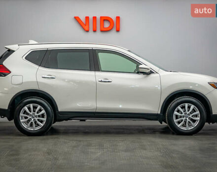 Белый Ниссан ИксТрейл, объемом двигателя 1.6 л и пробегом 141 тыс. км за 17810 $, фото 3 на Automoto.ua