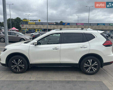 Белый Ниссан ИксТрейл, объемом двигателя 1.6 л и пробегом 107 тыс. км за 23000 $, фото 2 на Automoto.ua