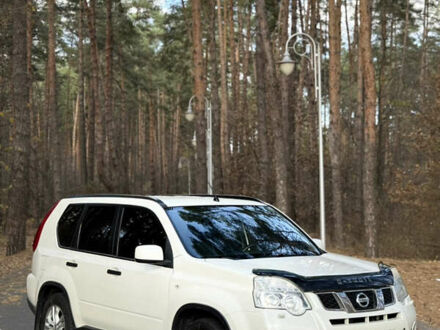 Белый Ниссан ИксТрейл, объемом двигателя 2 л и пробегом 205 тыс. км за 10300 $, фото 1 на Automoto.ua
