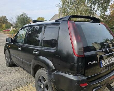 Черный Ниссан ИксТрейл, объемом двигателя 2.2 л и пробегом 300 тыс. км за 3300 $, фото 2 на Automoto.ua