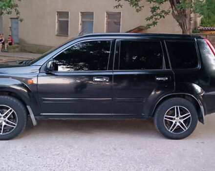 Черный Ниссан ИксТрейл, объемом двигателя 2 л и пробегом 300 тыс. км за 5500 $, фото 2 на Automoto.ua