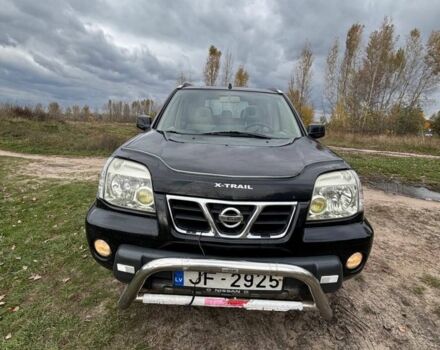Черный Ниссан ИксТрейл, объемом двигателя 2.2 л и пробегом 300 тыс. км за 4000 $, фото 2 на Automoto.ua