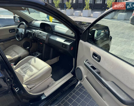 Черный Ниссан ИксТрейл, объемом двигателя 2.5 л и пробегом 318 тыс. км за 8000 $, фото 11 на Automoto.ua