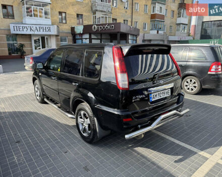Черный Ниссан ИксТрейл, объемом двигателя 2.5 л и пробегом 318 тыс. км за 8000 $, фото 5 на Automoto.ua
