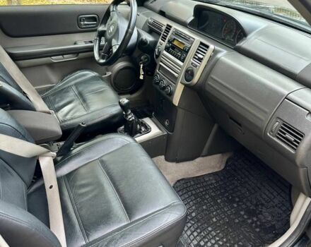 Черный Ниссан ИксТрейл, объемом двигателя 2.2 л и пробегом 270 тыс. км за 3800 $, фото 4 на Automoto.ua