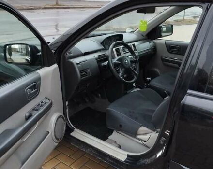 Черный Ниссан ИксТрейл, объемом двигателя 2.2 л и пробегом 373 тыс. км за 5800 $, фото 5 на Automoto.ua