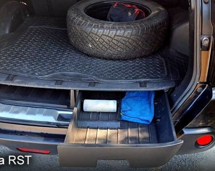 Черный Ниссан ИксТрейл, объемом двигателя 2.5 л и пробегом 223 тыс. км за 7500 $, фото 4 на Automoto.ua