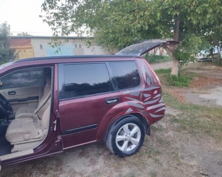 Красный Ниссан ИксТрейл, объемом двигателя 2 л и пробегом 342 тыс. км за 3999 $, фото 2 на Automoto.ua