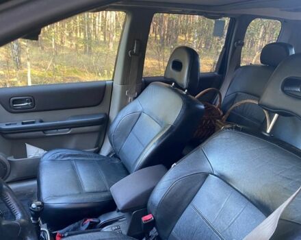 Красный Ниссан ИксТрейл, объемом двигателя 2.2 л и пробегом 335 тыс. км за 5008 $, фото 4 на Automoto.ua