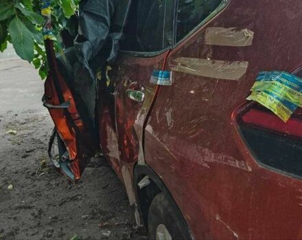 Красный Ниссан ИксТрейл, объемом двигателя 2.5 л и пробегом 70 тыс. км за 8300 $, фото 2 на Automoto.ua