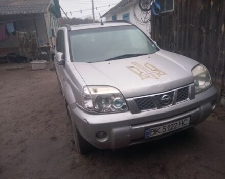 Сірий Ніссан ІксТрейл, об'ємом двигуна 2.2 л та пробігом 300 тис. км за 5000 $, фото 1 на Automoto.ua