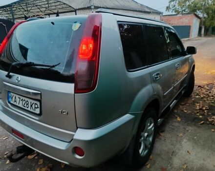 Серый Ниссан ИксТрейл, объемом двигателя 2.2 л и пробегом 227 тыс. км за 3600 $, фото 2 на Automoto.ua