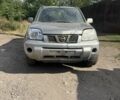 Серый Ниссан ИксТрейл, объемом двигателя 2 л и пробегом 250 тыс. км за 2250 $, фото 1 на Automoto.ua