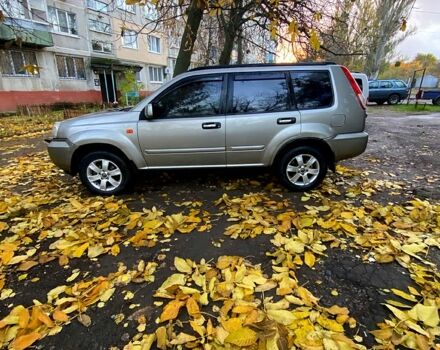 Серый Ниссан ИксТрейл, объемом двигателя 2 л и пробегом 251 тыс. км за 5600 $, фото 2 на Automoto.ua