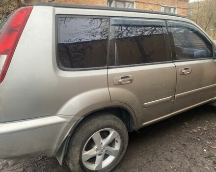 Серый Ниссан ИксТрейл, объемом двигателя 2 л и пробегом 280 тыс. км за 3500 $, фото 1 на Automoto.ua